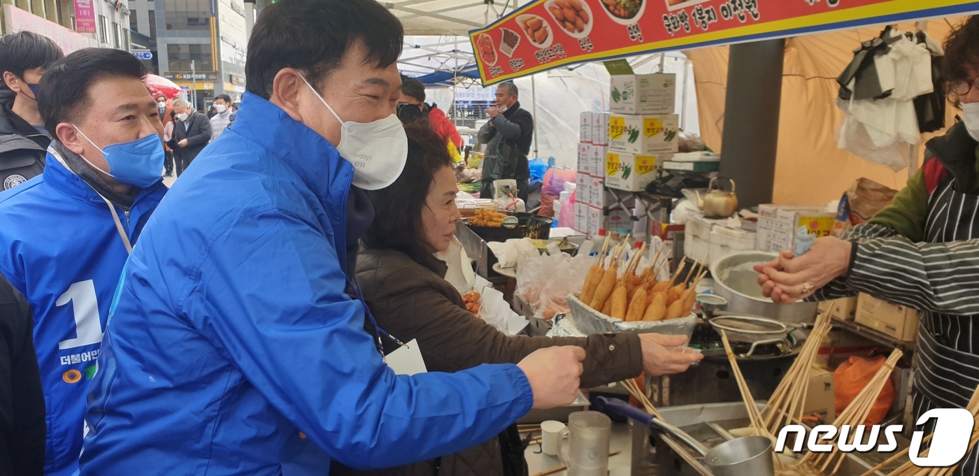 홍성 찾은 송영길 “부동시로 군 면제 윤석열 안경도 안써”
