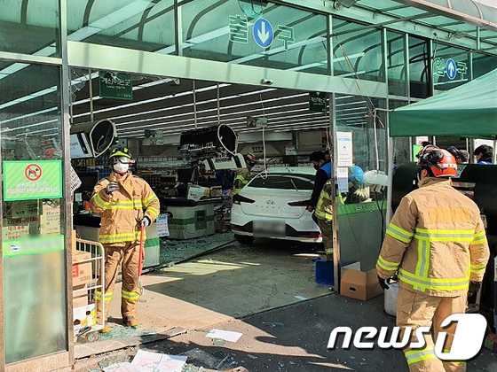 중랑구 신내동 승용차 돌진 사고
