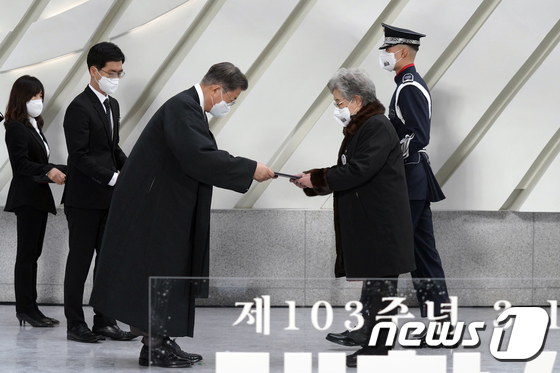 건국포장 수여하는 문재인 대통령