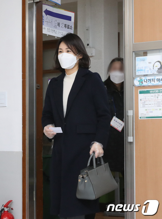 남색 코트 입고 투표소 들어서는 김혜경씨