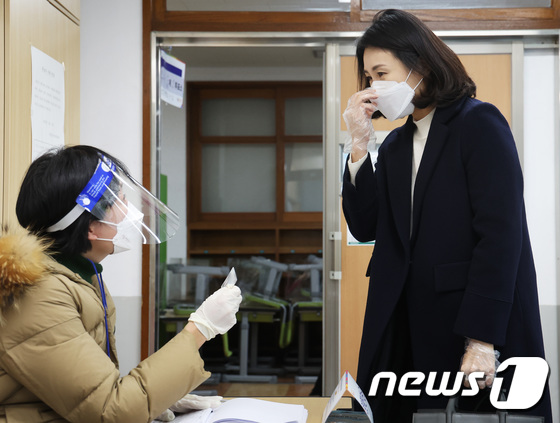 본인확인하는 김혜경씨