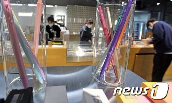 개인별 취향 저격하는 모나미스토어 인기