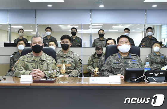 우주센터 임무와 우주감시체계 보고 받는 박인호 공군 참모총장과 디킨슨 미 우주사령관