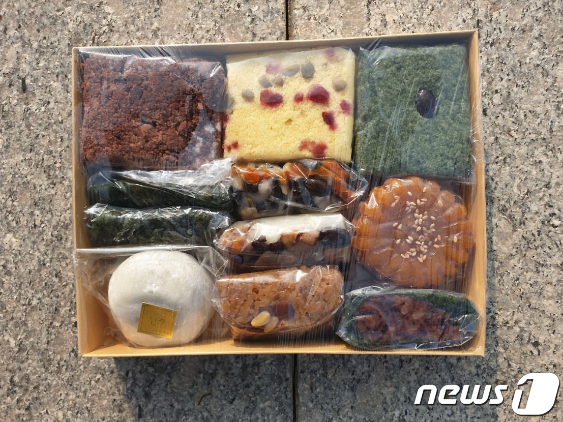 대구 사저 입주 박근혜 전 대통령, 주민들에 이사떡 돌렸다