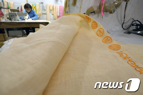 증가하는 코로나19 사망자…장례용품 품귀