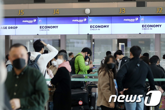 해외여행 기대감 커지자 항공·여행주 들썩