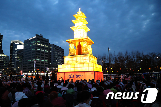 서울광장 비추는 화엄사 사사자 삼층석탑등