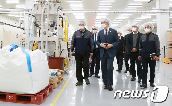 BGF에코바이오 둘러보는 박진규 차관