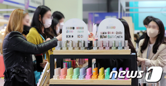네일 제품 살펴보는 시민들