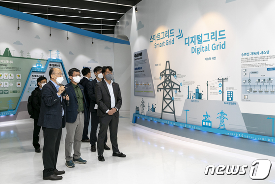 친환경 에너지 4차산업 선도 지역 설명 듣는 안도걸 차관