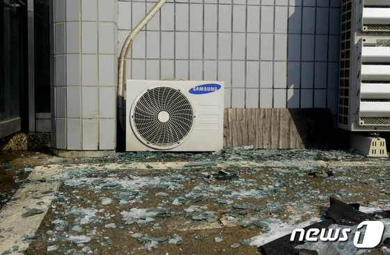 대구 3공단 안경제조공장 3층서 화재...깨진 유리 파편들