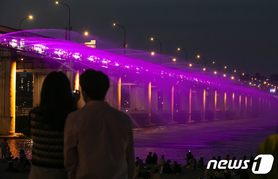 달빛무지개분수를 즐기는 연인