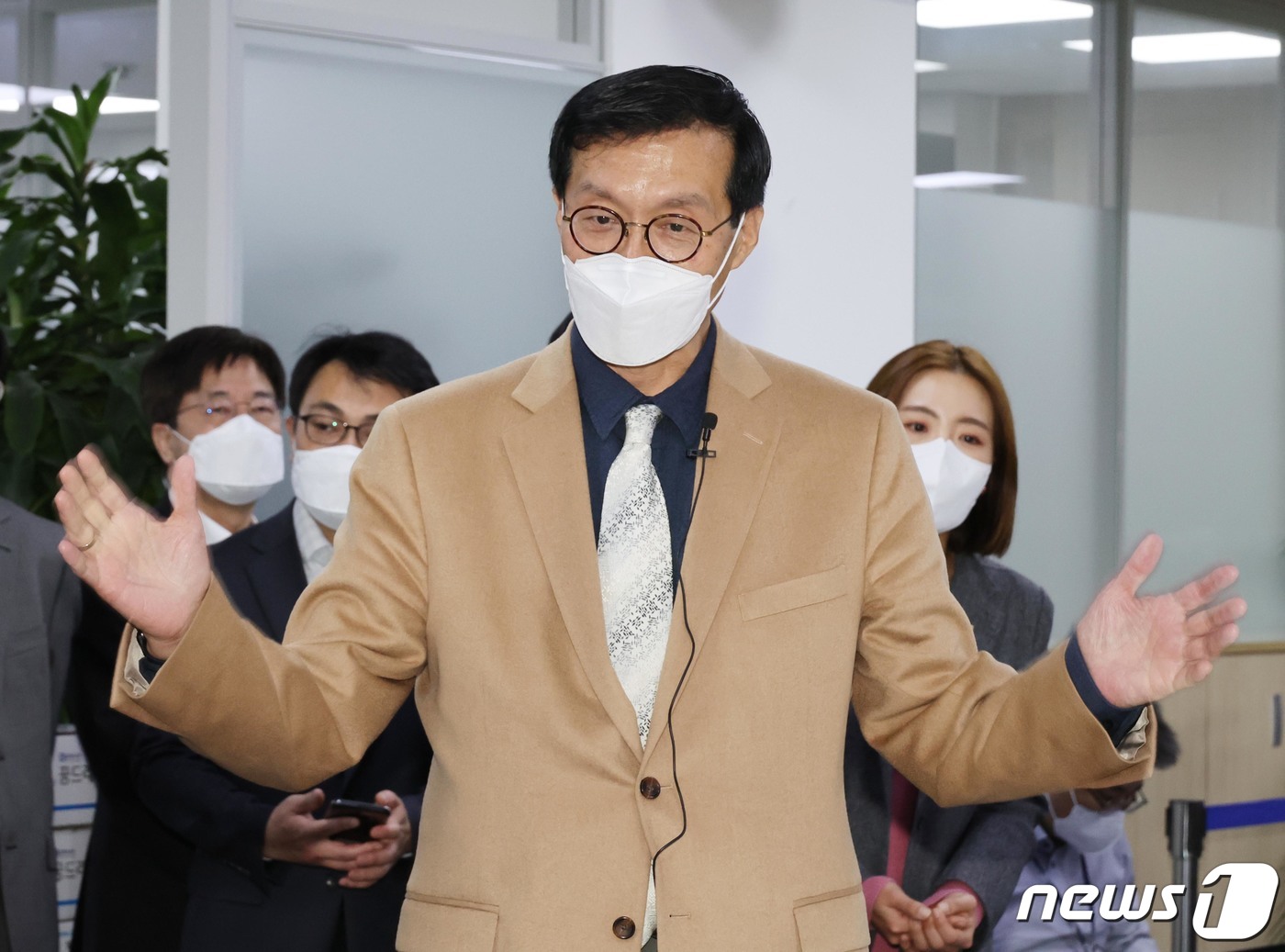 이창용 한은 총재 원화 절하폭 다른 국가 비해 심한 편 아냐