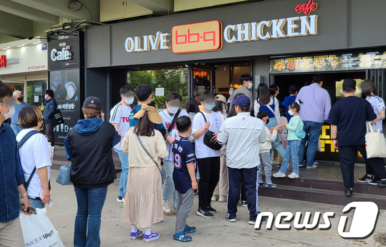 거리두기 해제 야구와 함께하는 치킨