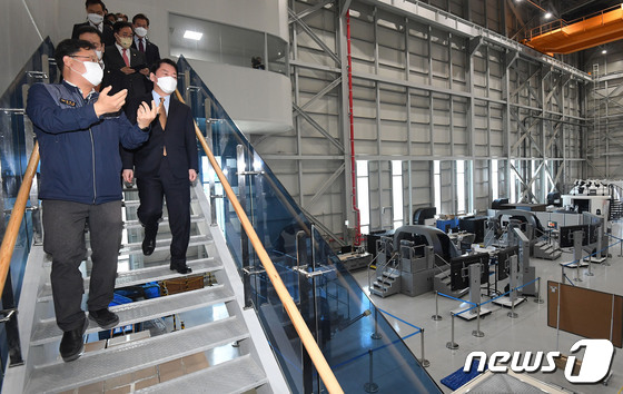 KAI 우주센터 찾은 안철수 인수위원장