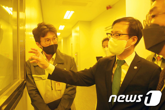 여한구 본부장, 소부장 핵심기업인 동진쎄미켐 현장 방문