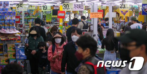 어린이날, 붐비는 완구점