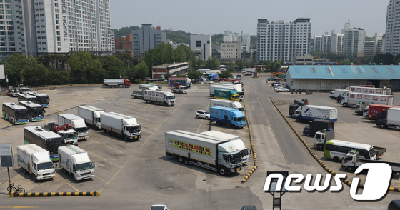 경유값이 휘발윳값 역전... 시름 깊어가는 운송업계