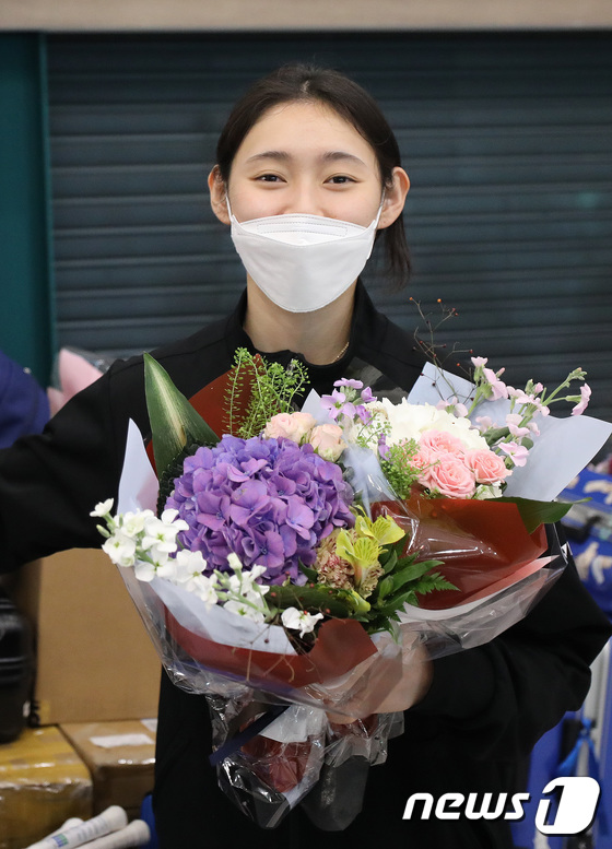 꽃다발 받은 심유진