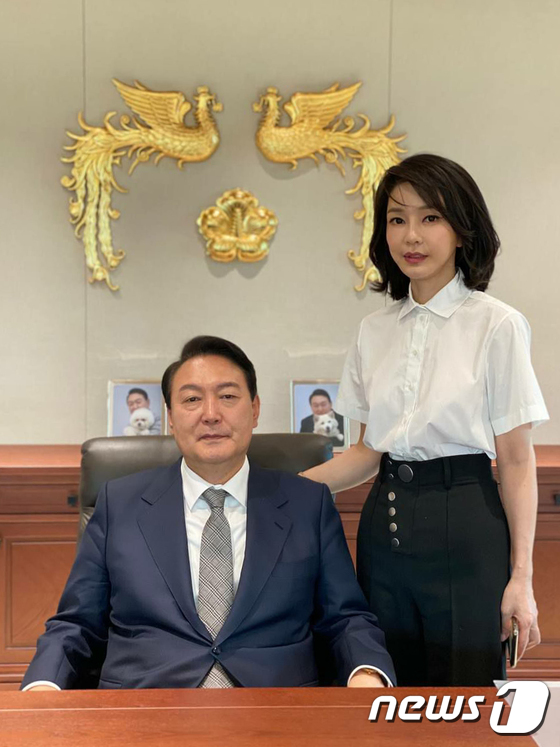 윤석열 대통령·김건희 여사, 집무실에서 나란히 기념촬영 모습 공개