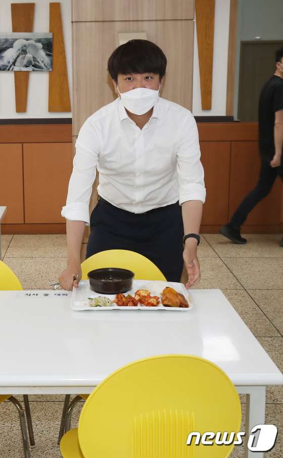제주대 구내식당서 밥 먹는 이준석
