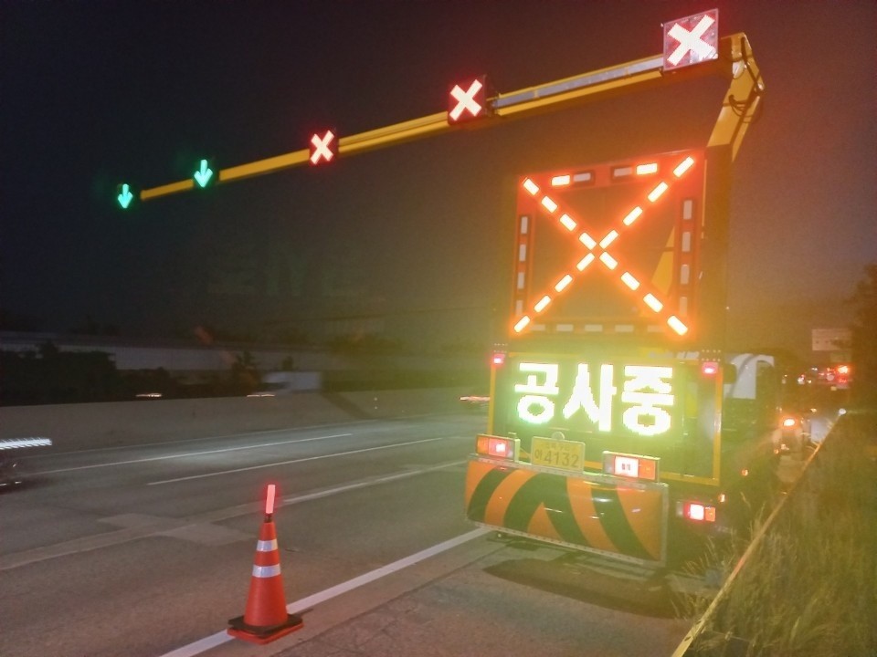 K특수안전, 4차선 전용 교통신호차 선봬…40여대 운영 시작