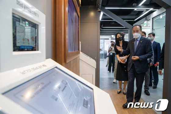 스마트홈 해킹 체험존 설명 듣는 추경호 부총리
