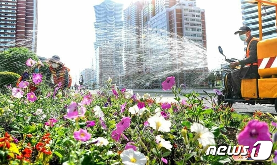 北 화초 재배로 아름다운 환경과 부강조국 건설 이바지