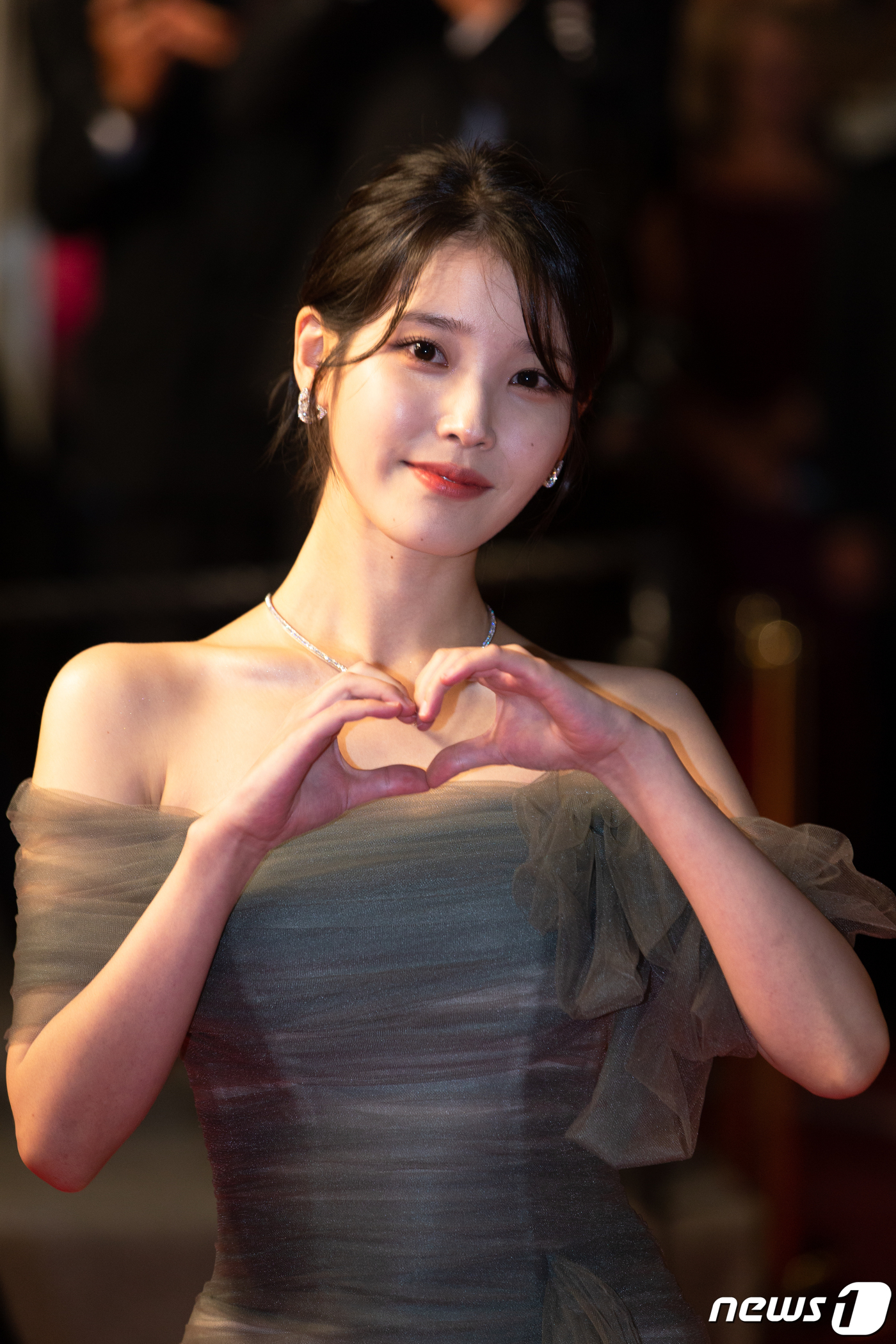 아이유·탕웨이, 칸 수놓은 우아한 드레스 자태 [N스타일]