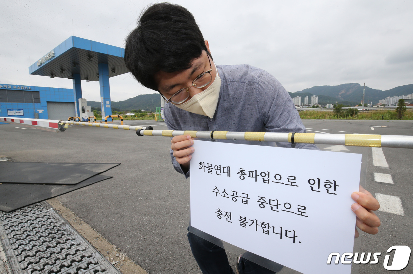 막고 눕고 물병 투척에 차량 파손까지…격해지는 화물연대 파업(종합)