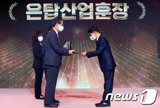은탑산업훈장 수여하는 한덕수 국무총리