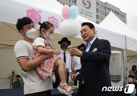 솜사탕 건네는 尹대통령