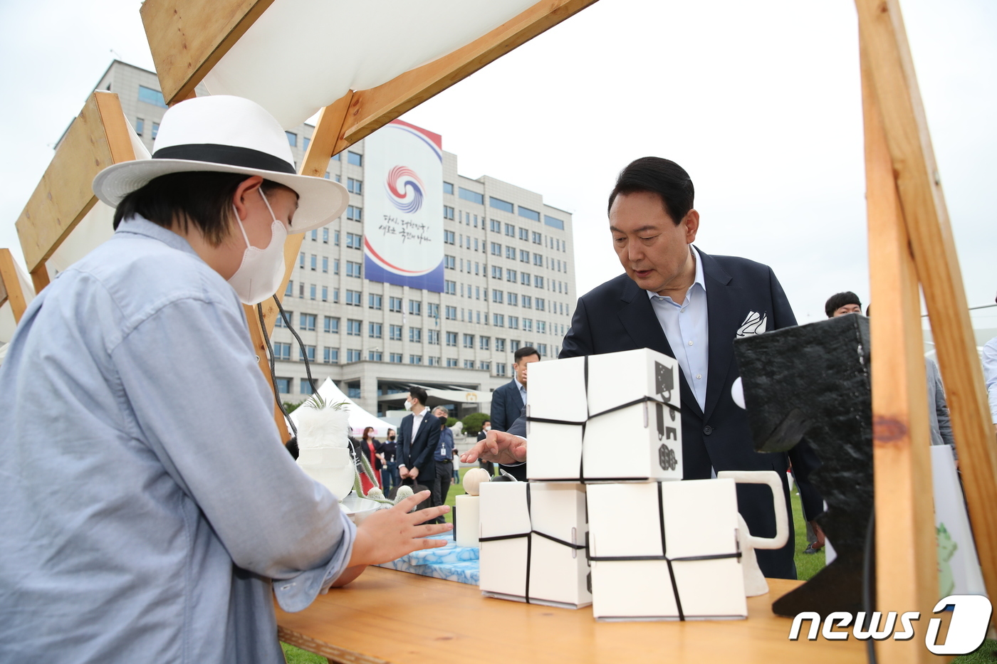 [뉴스1 PICK]새로 이사 온 대통령입니다 尹대통령, 취임 40일만 주민초청 집들이