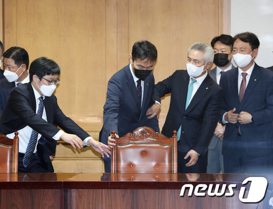 의자 치우는 이복현 금감원장, 말리는 은행장