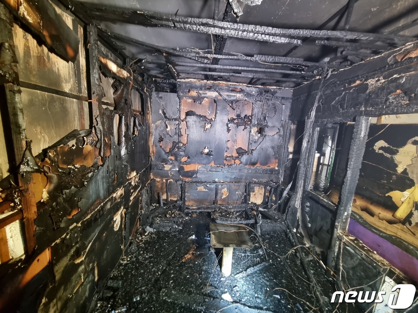 부산 사상구 노래연습장서 불…업주 경상, 내부에 있던 4명 구조