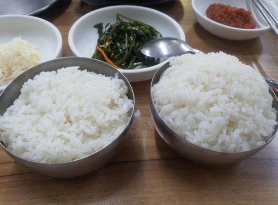 남자 고봉밥 여자 담다 만 밥…부산 불백거리 성차별 반전