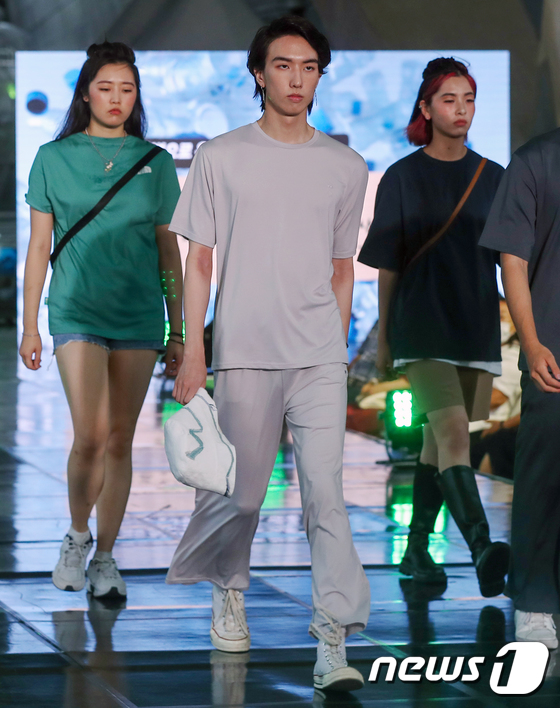 런웨이 오른 재활용 의류