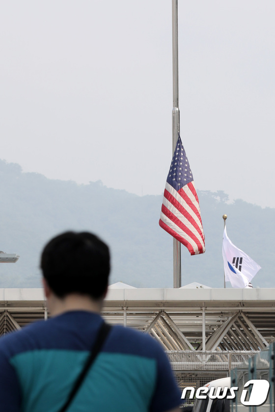 미 대사관, 아베 日 전 총리 애도하는 조기 게양