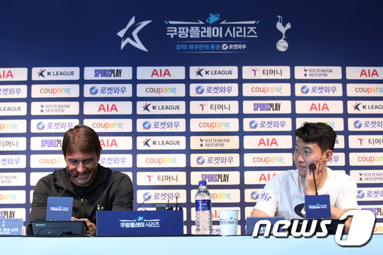 기자회견 하는 콘테 감독과 손흥민