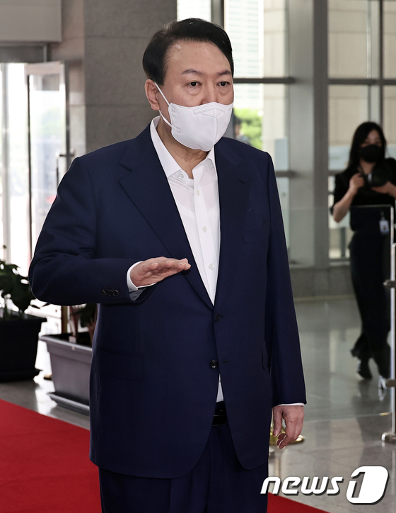 질문에 답하는 윤석열 대통령