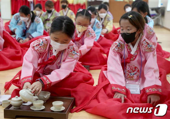한복 차려입고 다도 예절 배워요