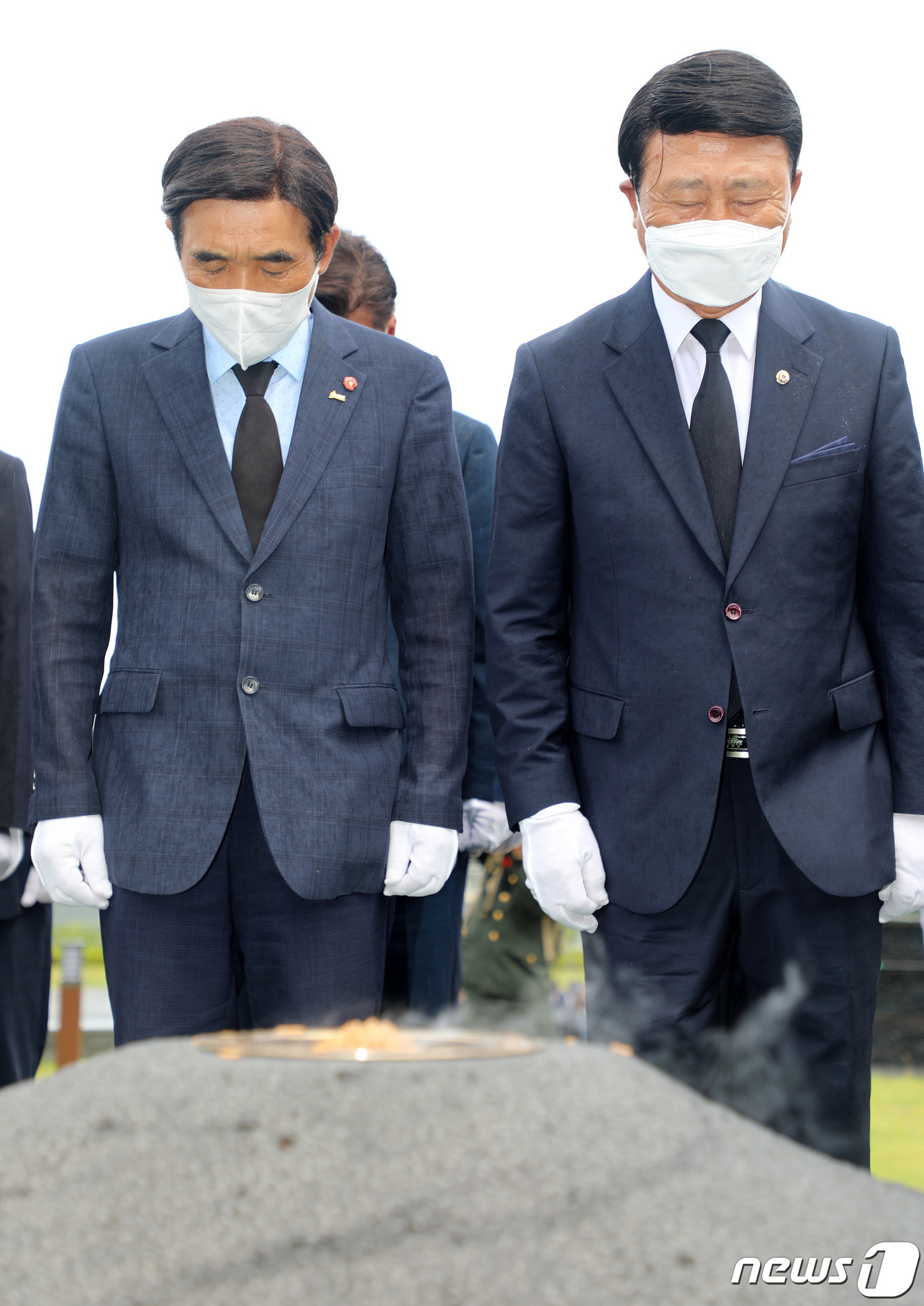 합동 참배하는 제주4·3유족회·재향경우회