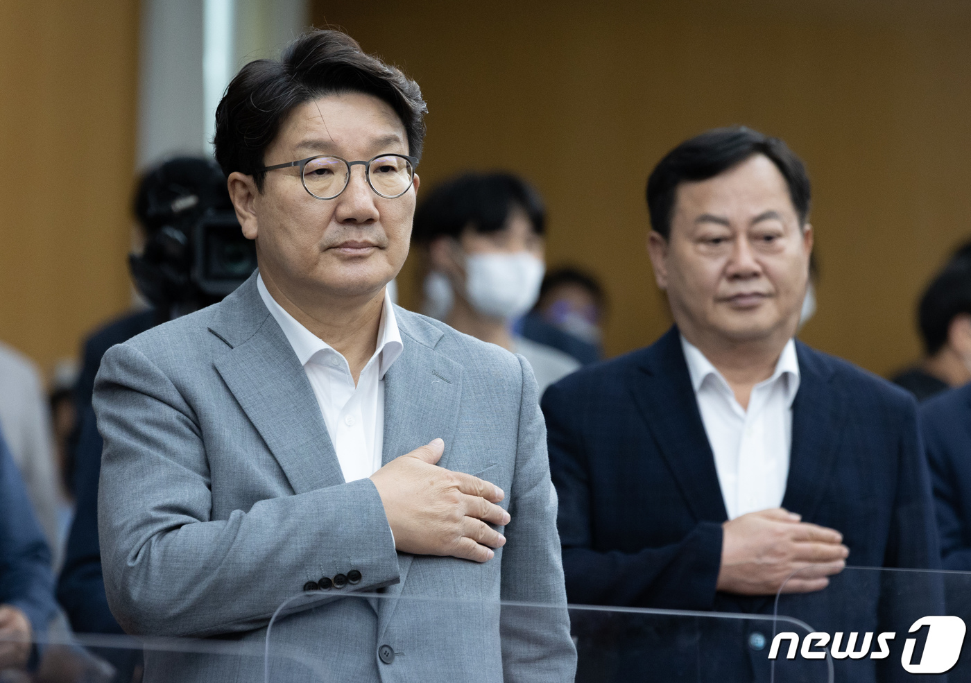 국민의례하는 권성동 원내대표