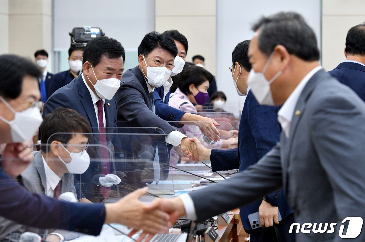 윤희근 청문회 앞두고 인사하는 여야 의원들