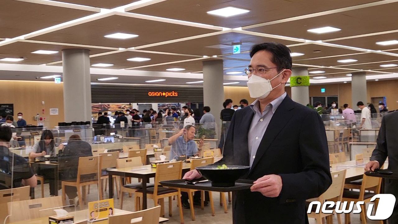 구내식당 이용하는 이재용 부회장