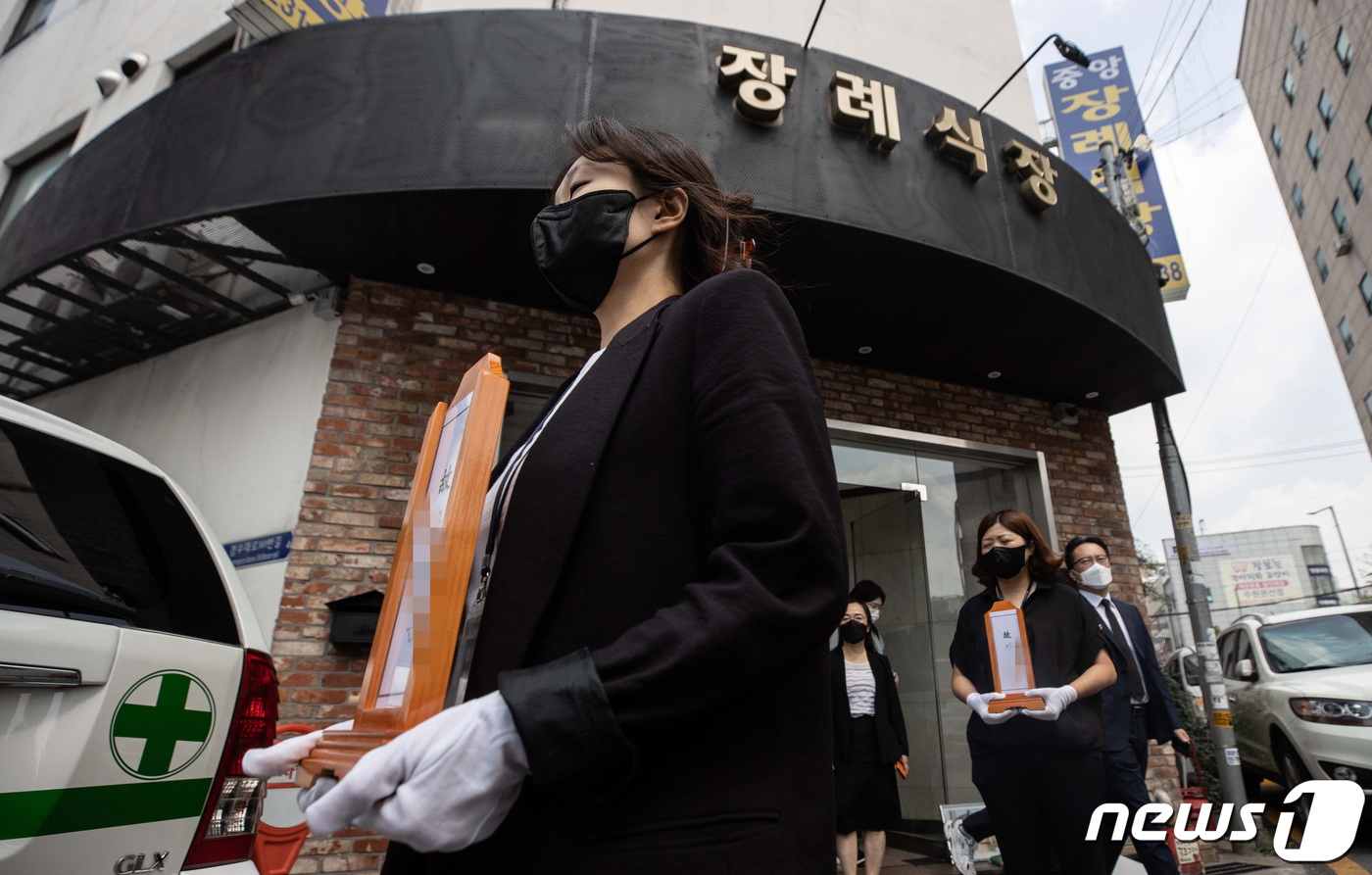 장례식장에서 나오는 수원 세 모녀 위패