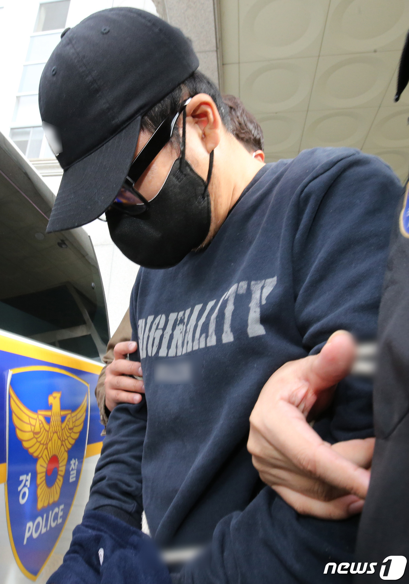 [뉴스1 PICK]죄 받을 줄 알았다 고개 숙인 대전 은행 강도살인 피의자 2명…검찰 송치