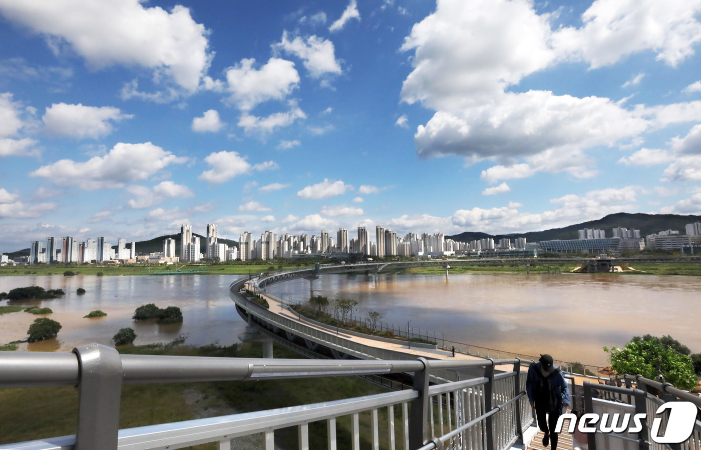 파란하늘 지붕삼아 즐기는 산책길!