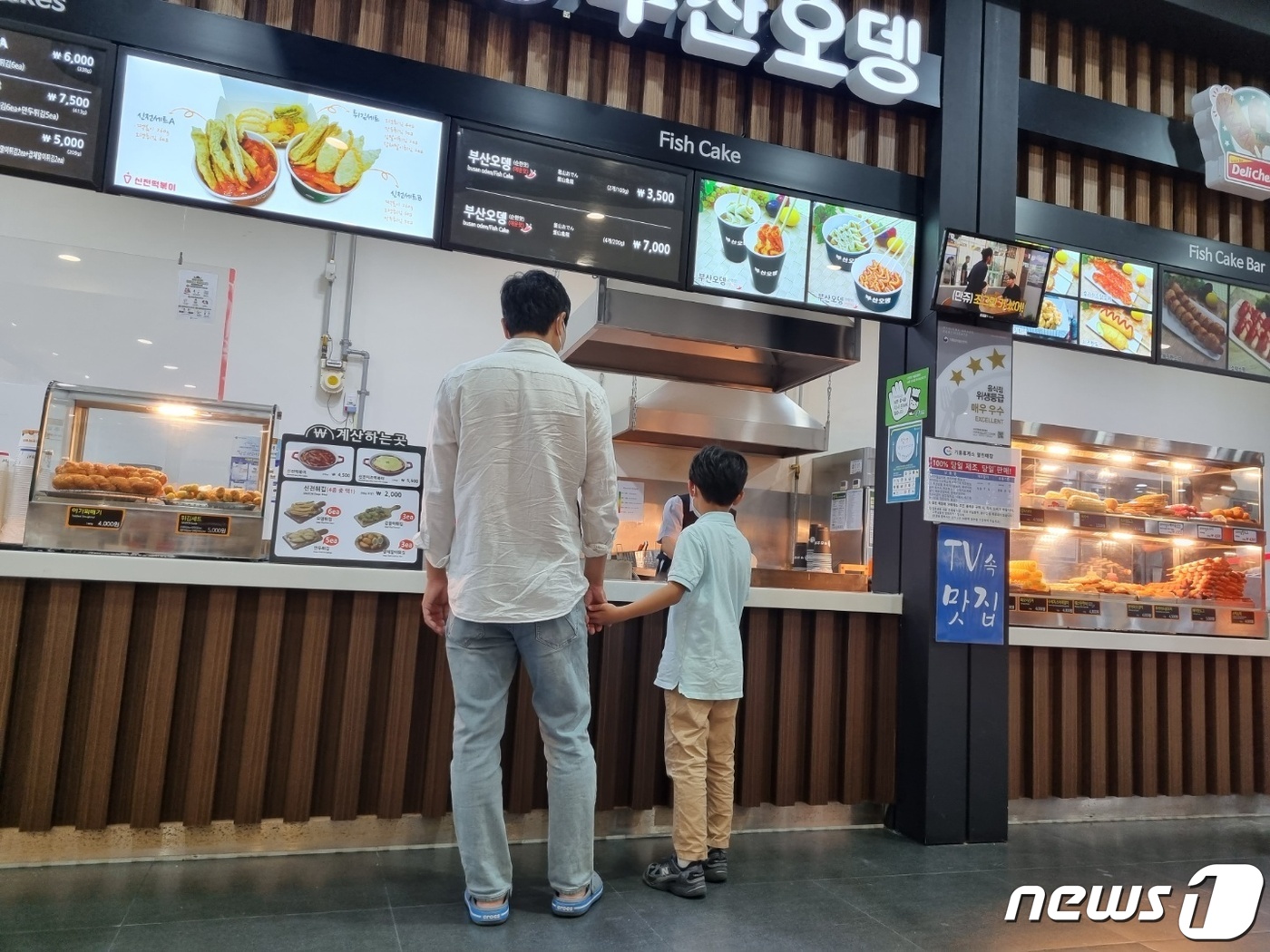 거리두기 해제 후 첫 명절, 고속도로 휴게소 귀성객으로 붐벼