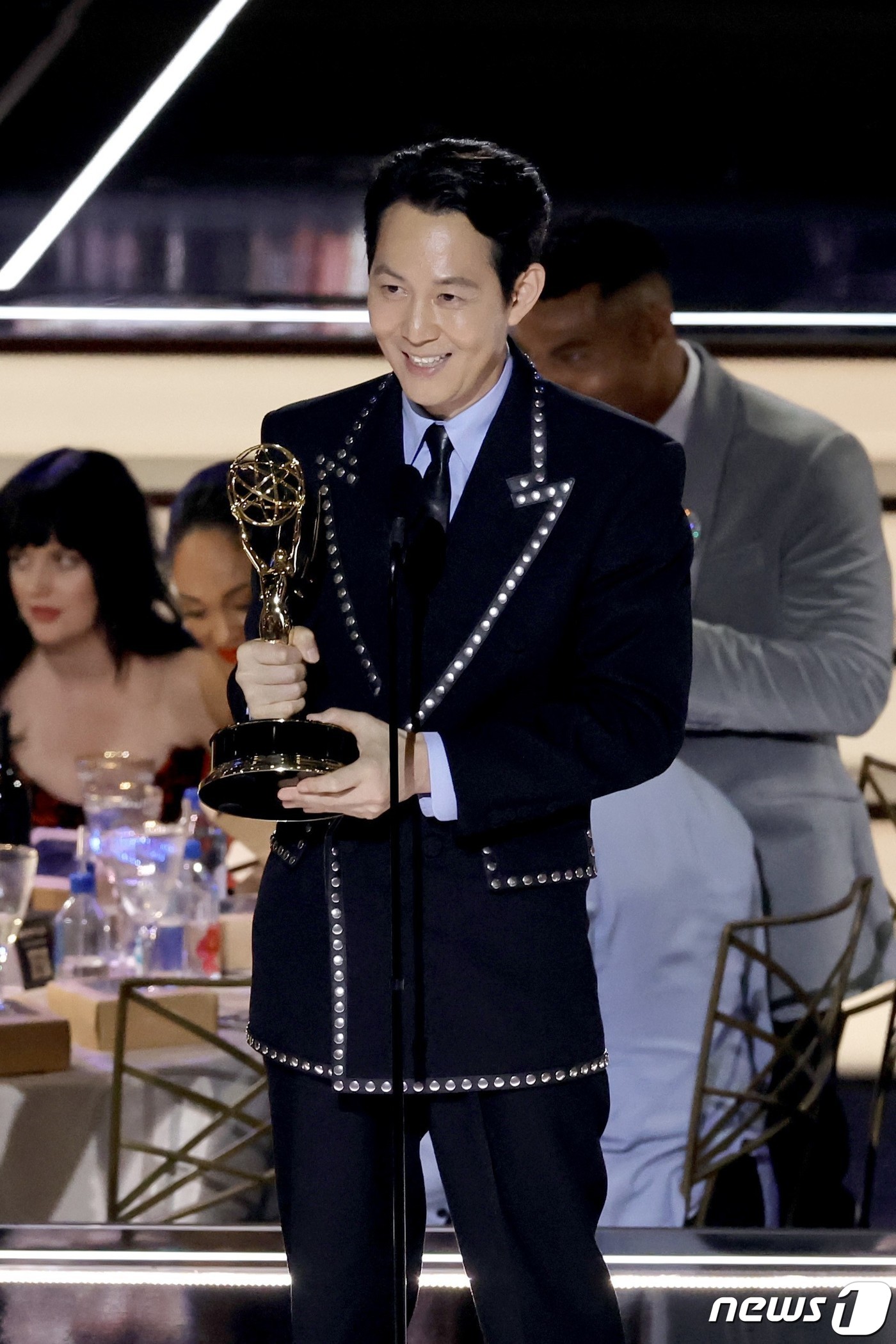 이정재 남우주연상·황동혁 감독상…오겜 6관왕 새역사(종합) [74th 에미상]